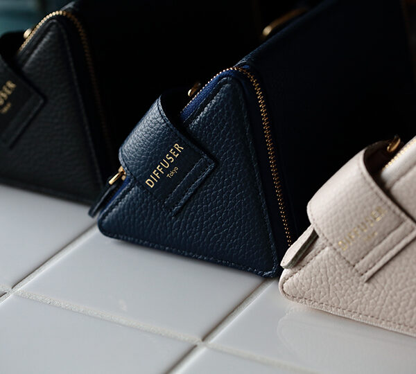 シャープでミニマルなトライアングルバッグに鮮やかなイエローが登場──DIFFUSER「TRIANGLAR PRISM STRAGE BAG TYPE 3」