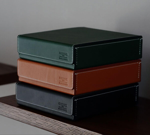 究極のクラフトマンシップが生み出す、唯一無二のレザーボックス──DIFFUSER「CRAFTMANSHIP COLLECTION BOX FOR 3 / SOMES SADDLE」