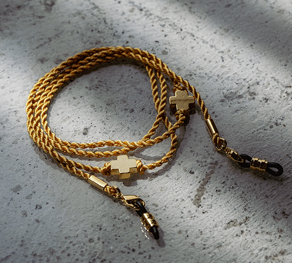 シルクとクロスの品格を備えたブレスコード──DIFFUSER「CROSS SILK BRACE CORD-GOLD 2」
