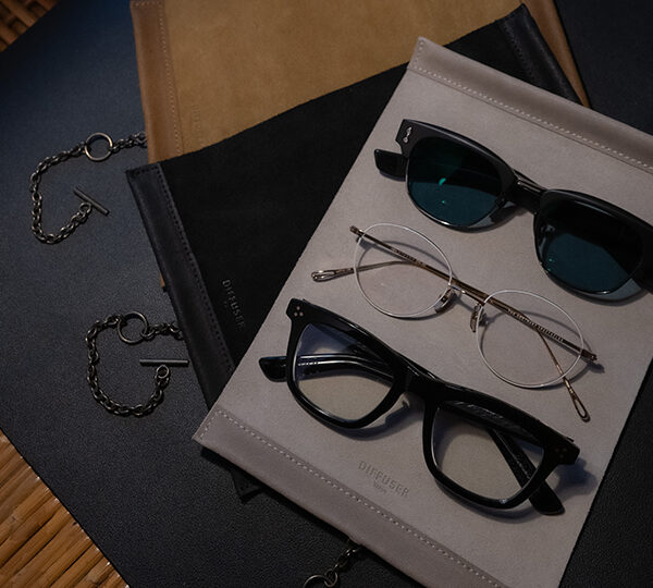 アイウェアをインテリアに──DIFFUSER「REVERSIBLE LEATHER DISPLAY SHEET」