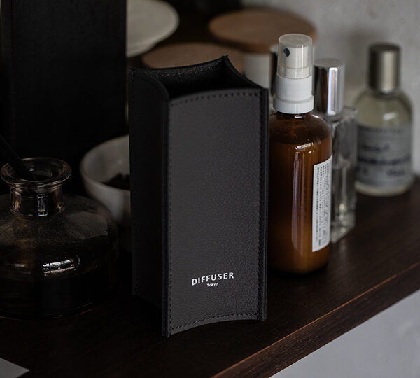 循環する素材が生む、新しい価値のアイウェアスタンド──DIFFUSER「RECYCLE LEATHER EYEWEAR STAND」