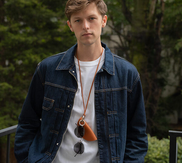 鍵と眼鏡を一つに──DIFFUSER「COW LEATHER KEY CASE & GLASS HOLDER」が実現する新しい新作ホルダー