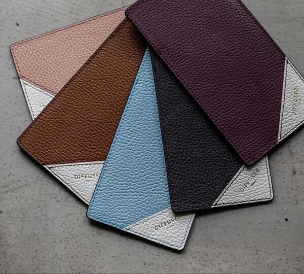 ポケットに忍ばせる、主役級カラーケース──DIFFUSER「INNER POCKET EYEWEAR CASE 3」