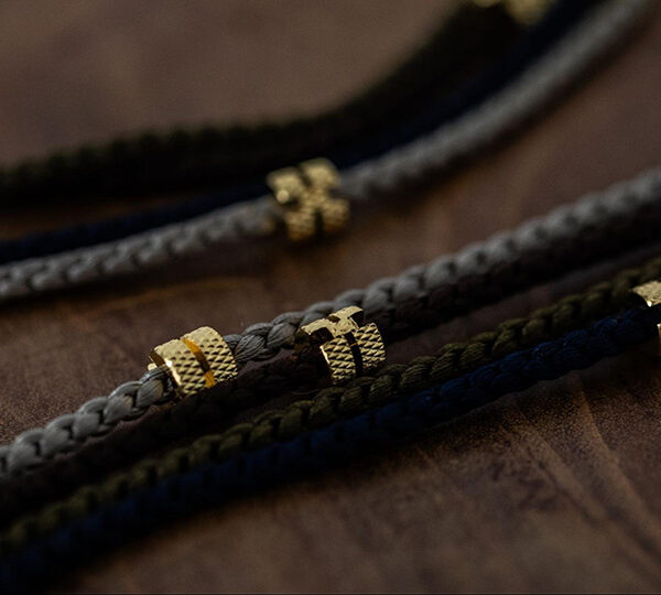 シルクの艶とゴールドのアヤメ模様が織りなす美しさ──DIFFUSER「AYAME KNURLING SILK MULTI CODE」