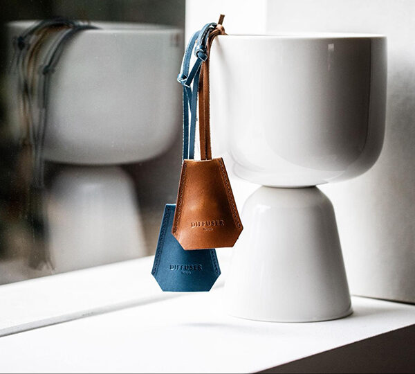 クロシェットアクセサリーが即座にグラスホルダーに。DIFFUSER「CLOCHETTE GLASS HOLDER 2」が素材を一新して再登場