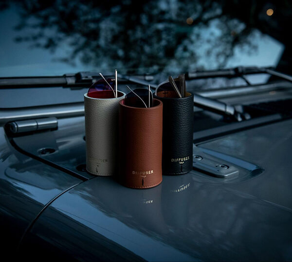 車内のアイウェアスタンドで渋滞や日差しに即対応ーDURABLE LEATHER EYEWEAR STAND
